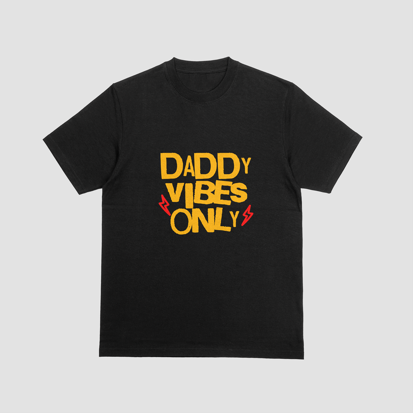 T-shirtpreta "daddy vibes only" unissexo 190g, algodão, decote redondo