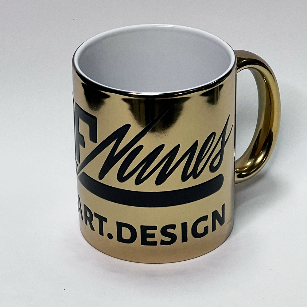 Caneca dourada de ceramica, com logotipo rafnunes