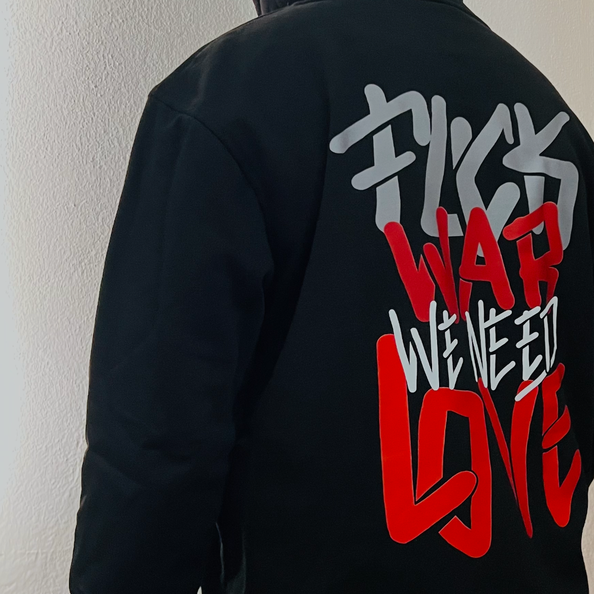 Sweatshirt preta "f*** war, we need love", unissexo com capuz - 320 g/m2, 50% algodão, 50% poliéster