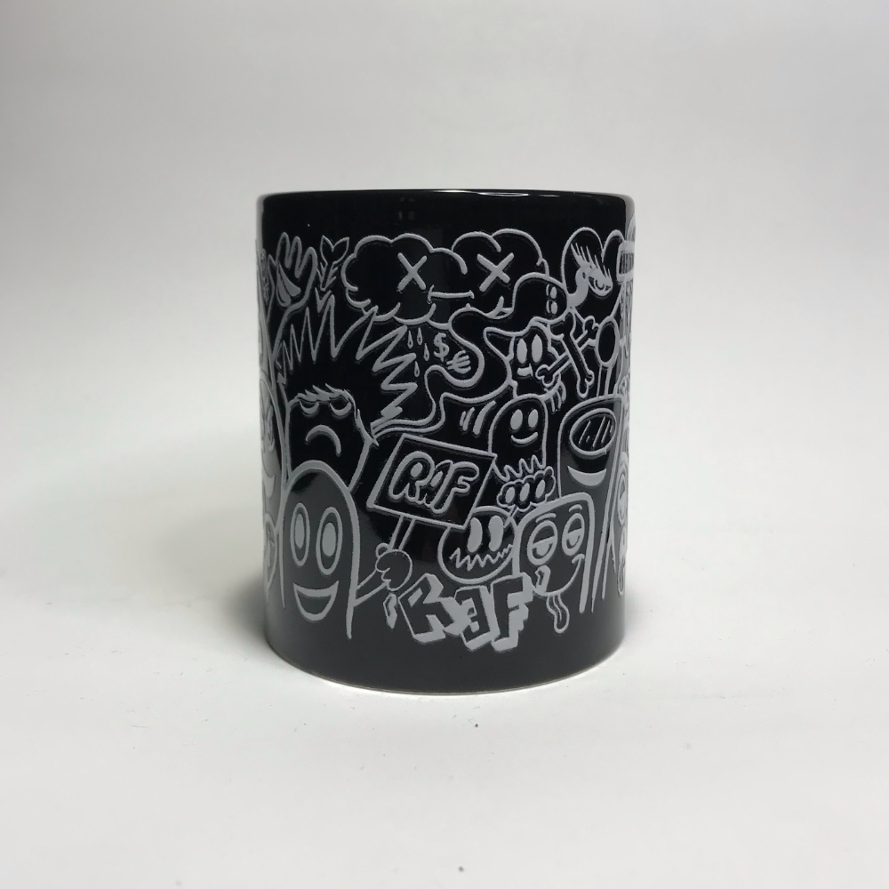 Caneca ceramica preta,com ilustração do artista RafNunes