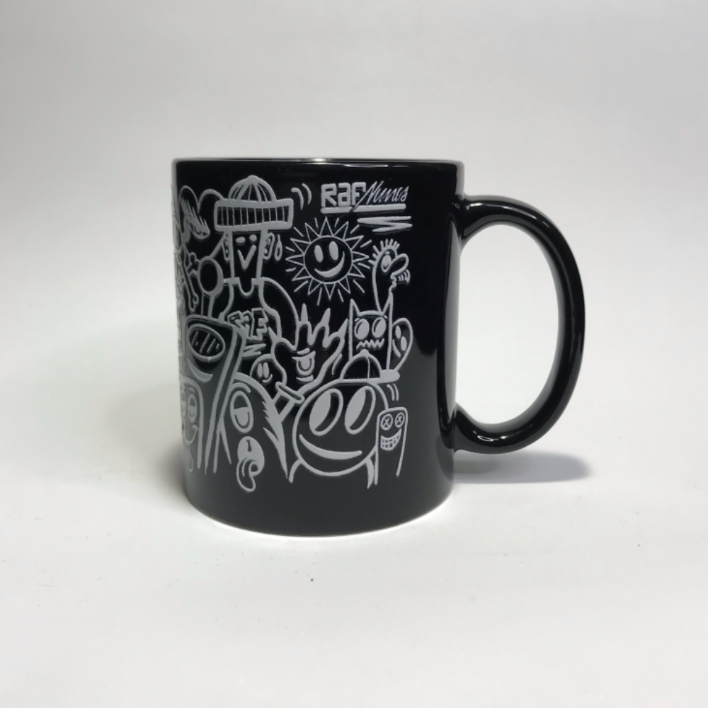 Caneca ceramica preta,com ilustração do artista RafNunes