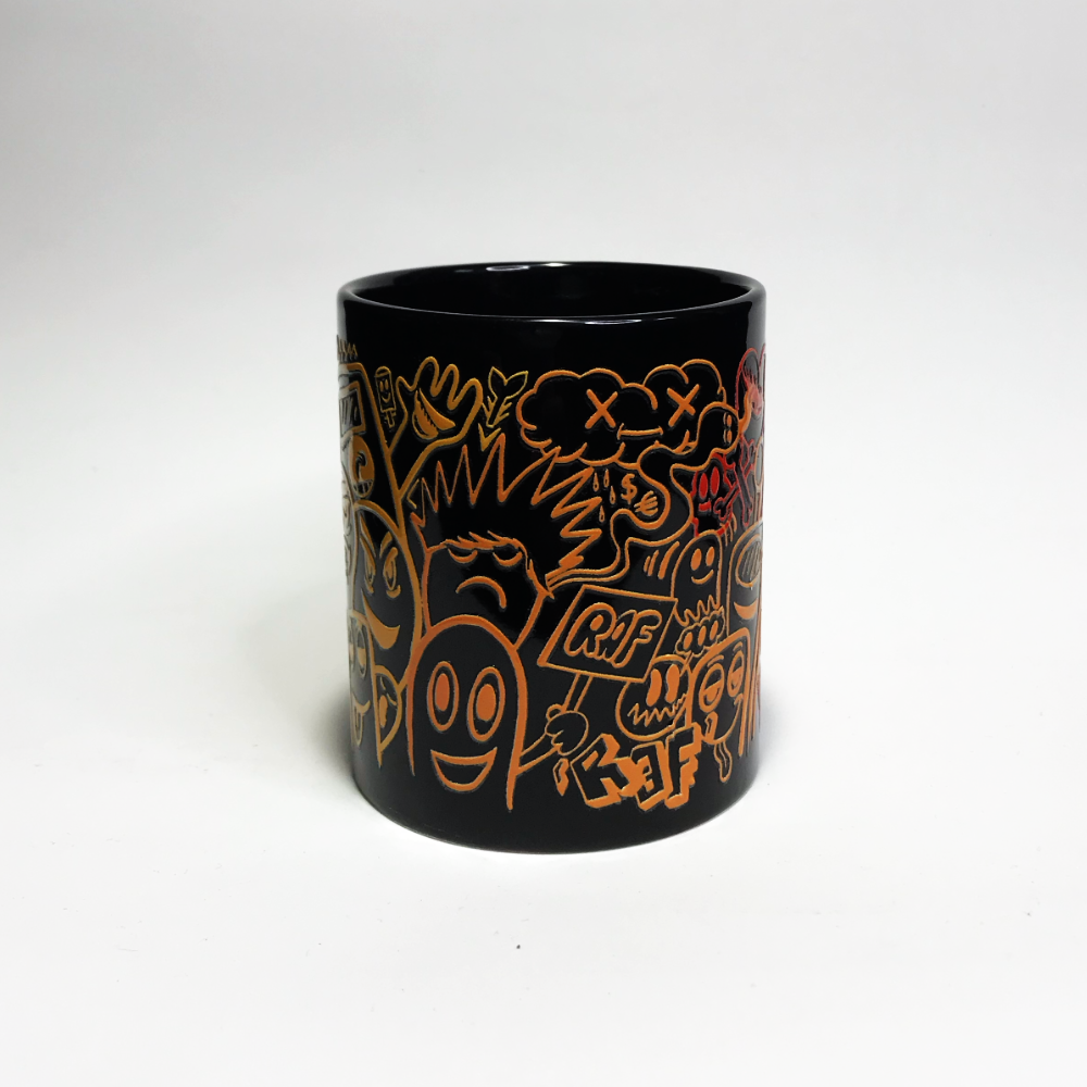 Caneca ceramica preta,com ilustração do artista RafNunes