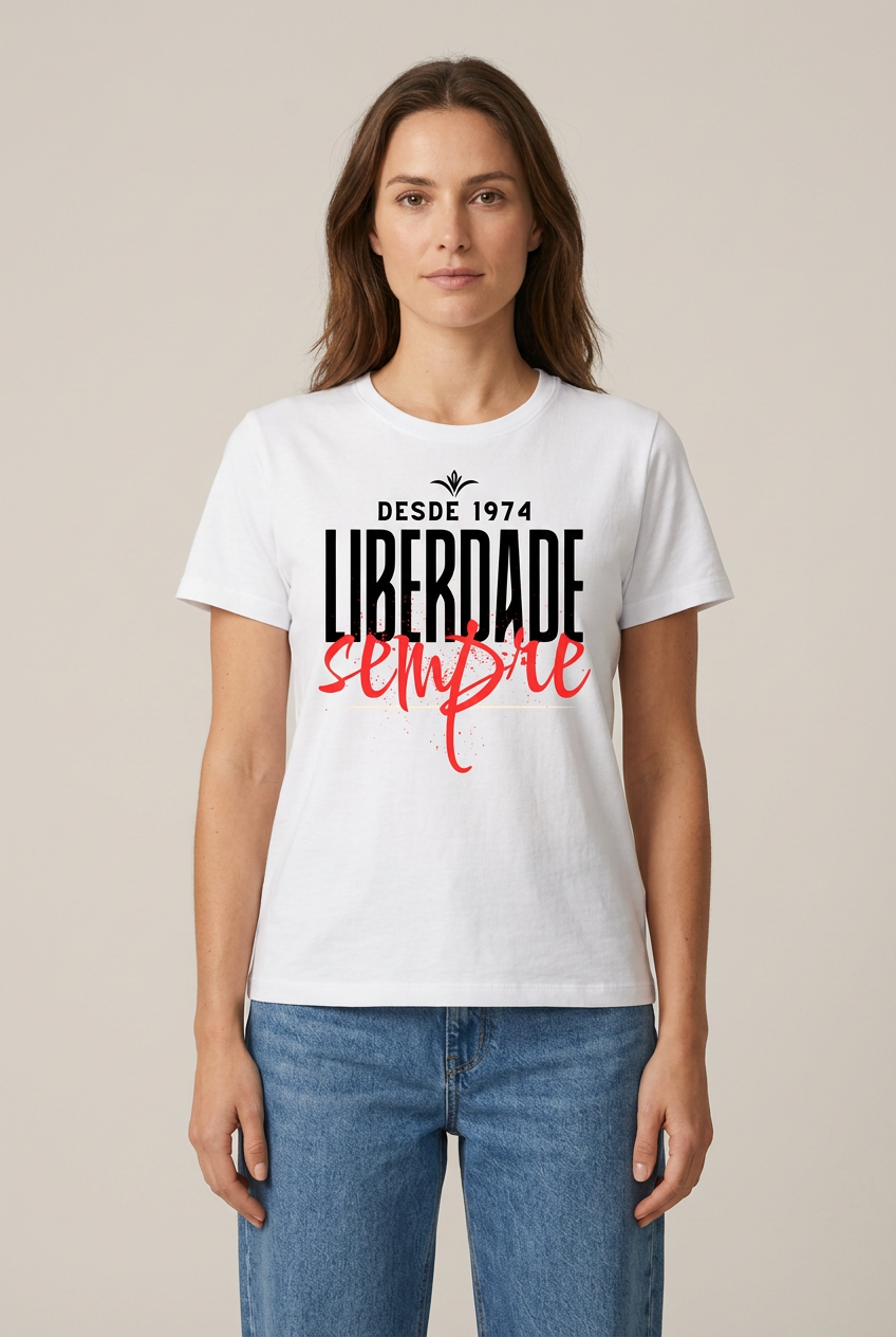 Mockup da t-shirt branca Liberdade sempre numa modelo