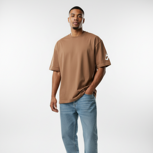 Modelo com t-shirt castanha em fundo limpo