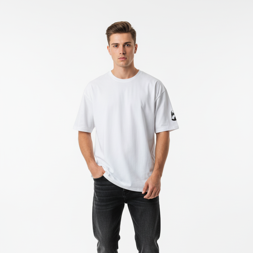 Modelo com t-shirt oversized branca em fundo limpo