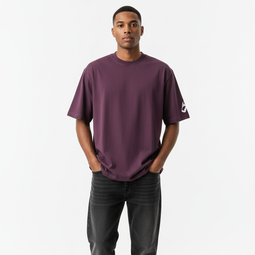 Modelo com t-shirt oversized roxa em fundo limpo