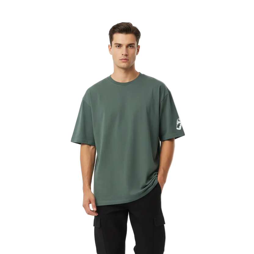 Modelo com t-shirt oversized verde em fundo limpo