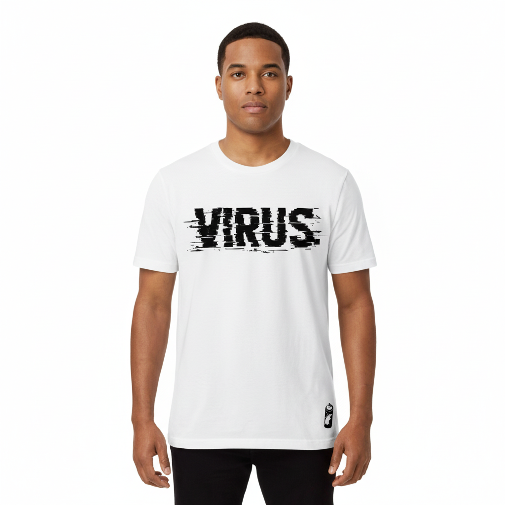 Modelo com t-shirt VIRUS branca